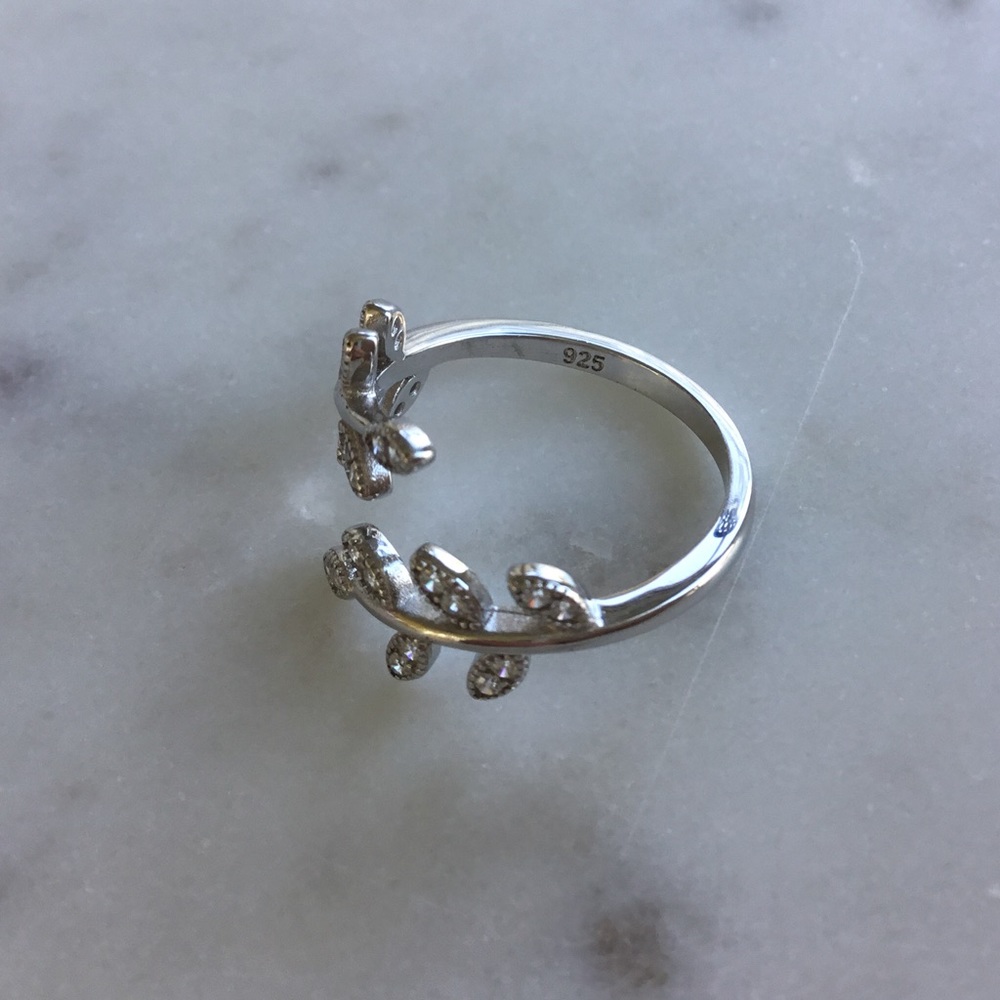 Don’t miss this deal!  $18 Firm! Cz Leaf Sterling Silver Ring - Picture 4 of 12